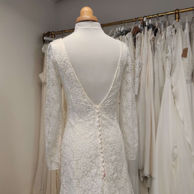 Robe mariée Amandine Elise Hameau dos nu robe dentelle dos échancré boutons nacrés