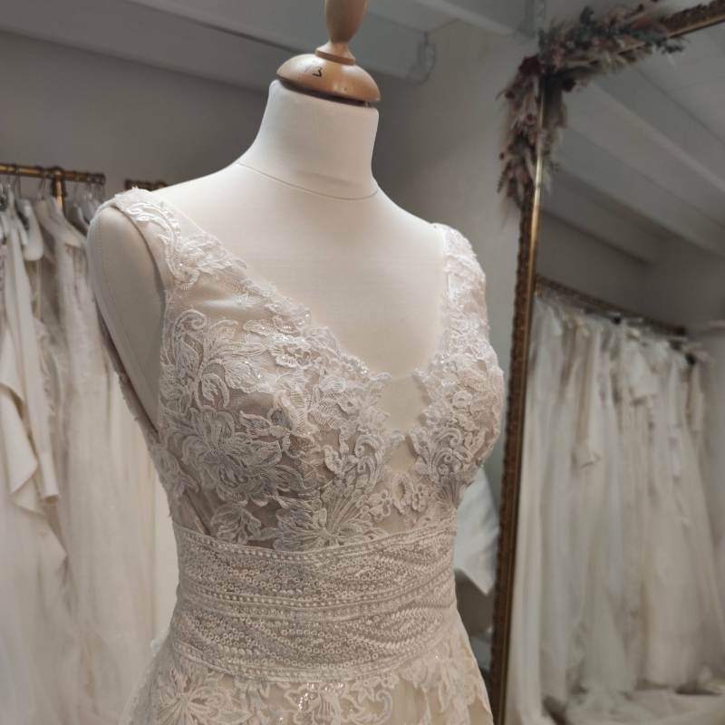 robe mariée decolleté plongeantToulouse décolleté profond robe mariée Toulouse