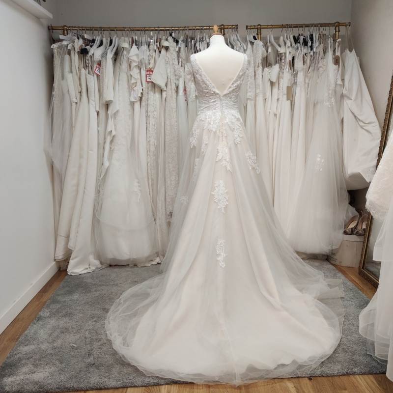 Robe-mariee-Carriere-Mariage-dos-ouvert robe mariée dos échancré et traine élégante